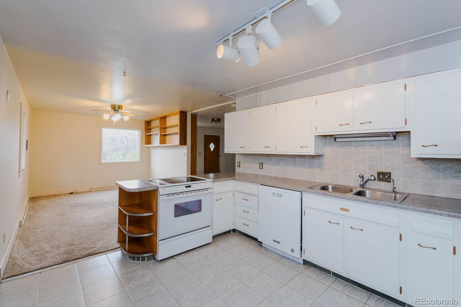2 W Diamond Avenue