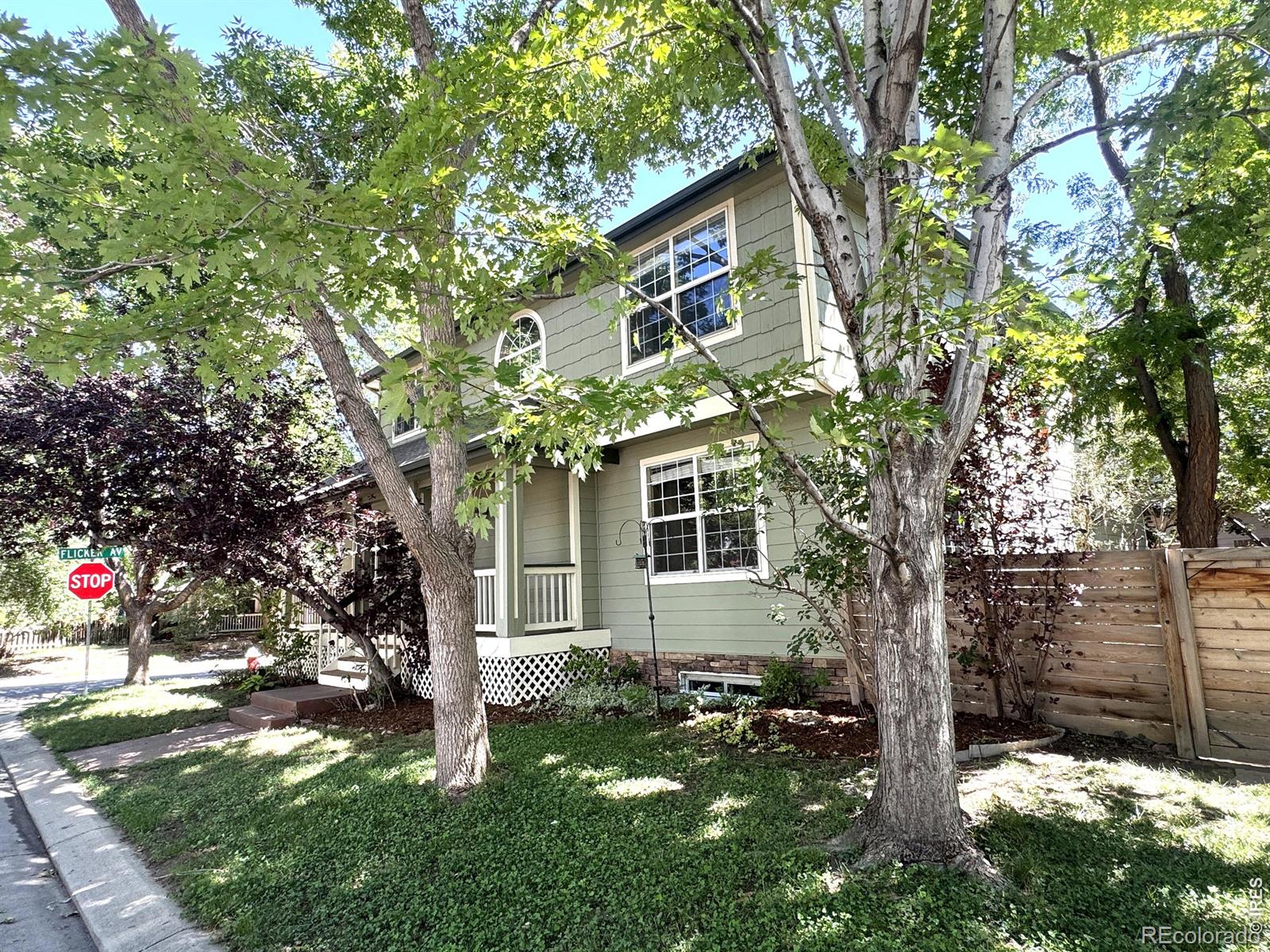 1202 Della Street