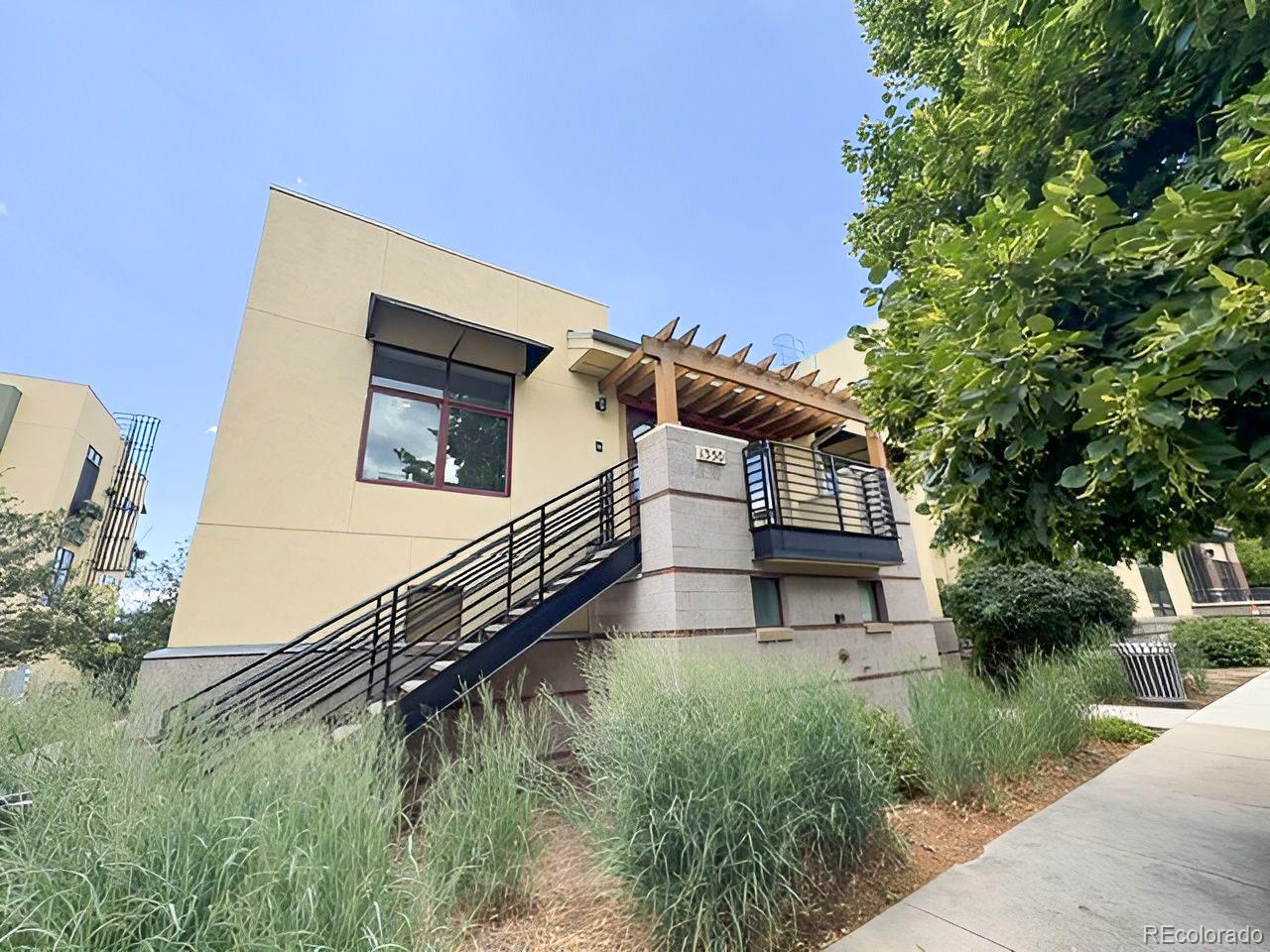 1350 Rosewood Avenue